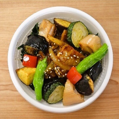 Ginger-grilled pork bowl with eight kinds of vegetables